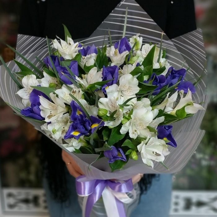 Букет из ирисов и альстромерий, фото 5